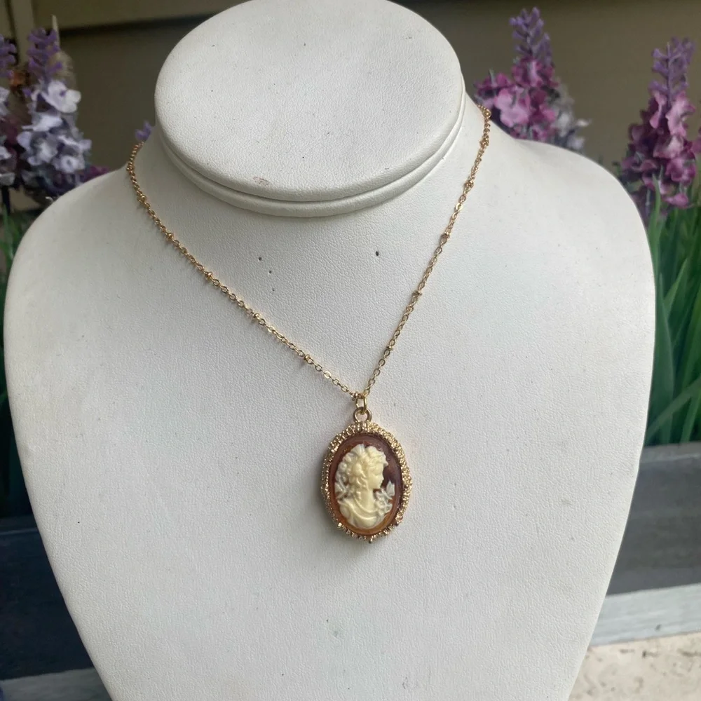 Elegant Gold Cameo Pendant Necklace - Picture 4 of 9